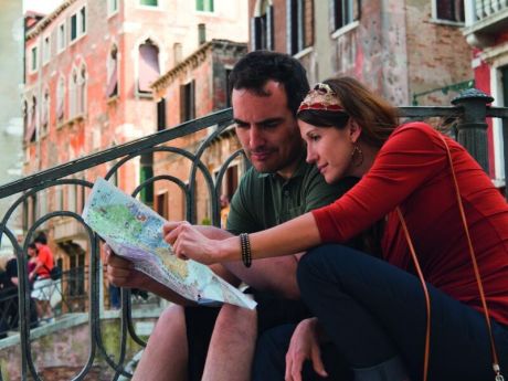 Paar in Venedig mit Stadtplan
